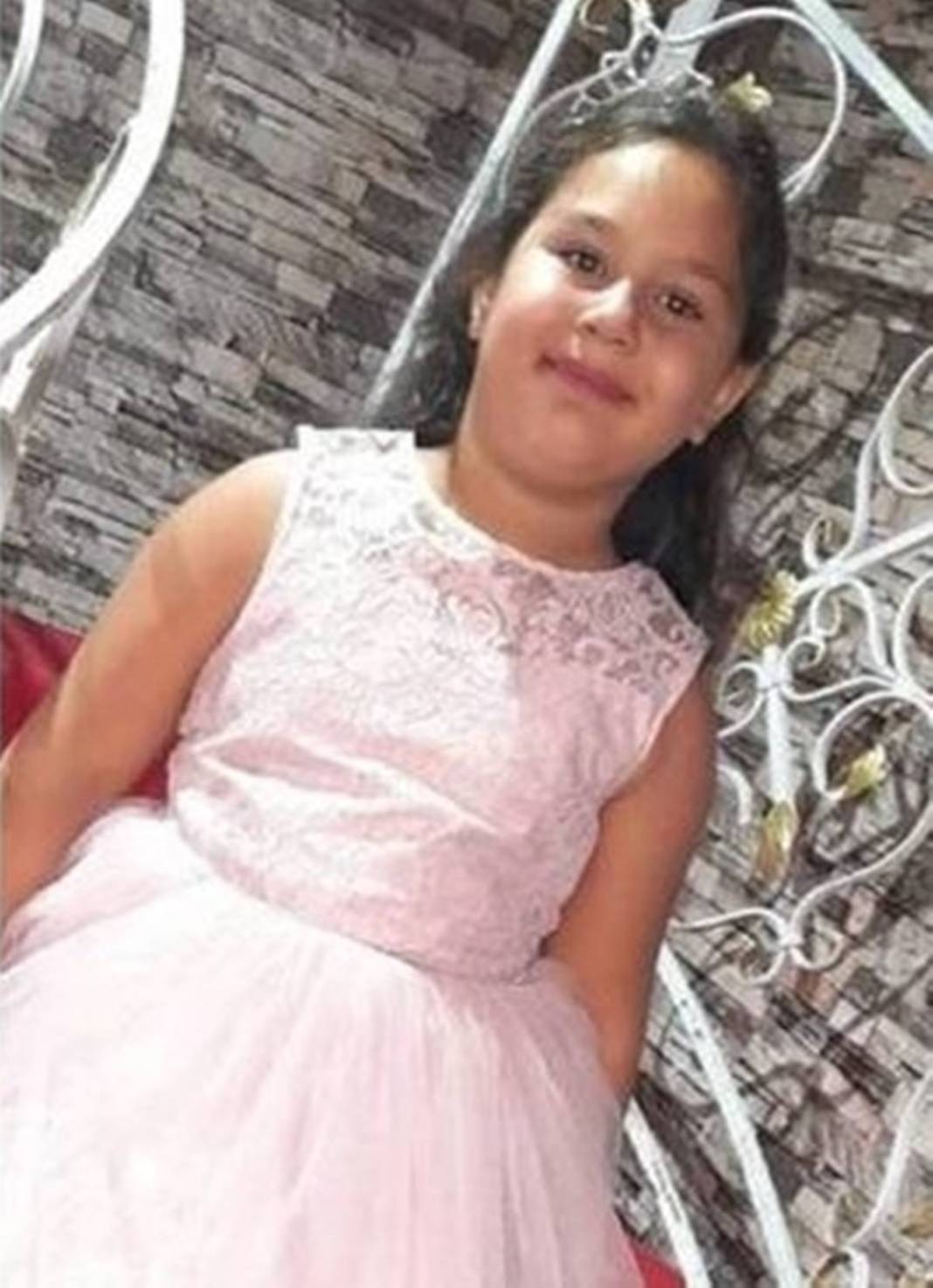 Okulda 'hızlı hamburger yeme' yarışması yapan öğrencilerinden biri yaşamını yitirdi! Ailesi sinir krizleri geçirdi 6